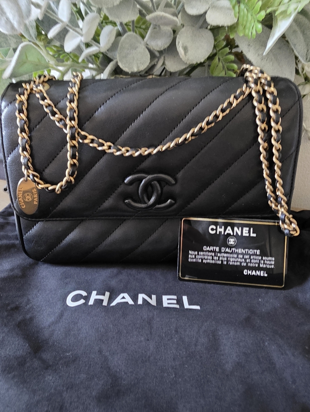CHANEL Black Quilted Leather Shoulder Bag with Gold-Tone Chain
